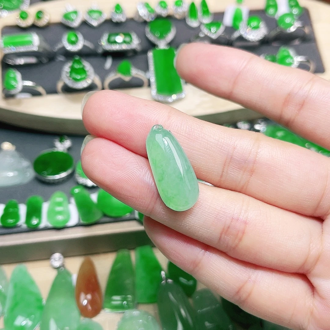 翡翠挂件未镶嵌裸石