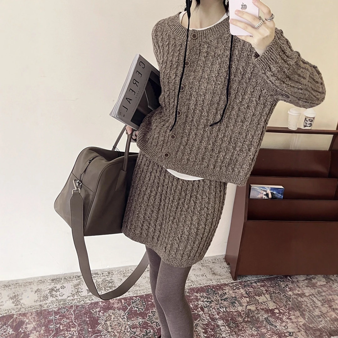 初打十三行冬季简约混色兔绒绞花套装复古秋冬毛衣短裙两件套女