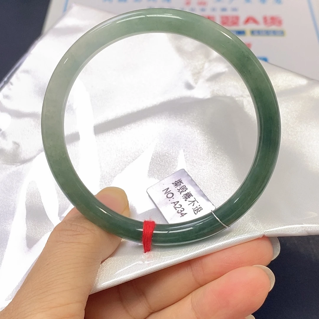 翡翠未镶嵌手镯（圆镯）57.6