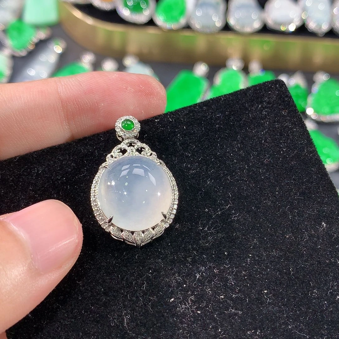 翡翠18K金镶嵌颈饰