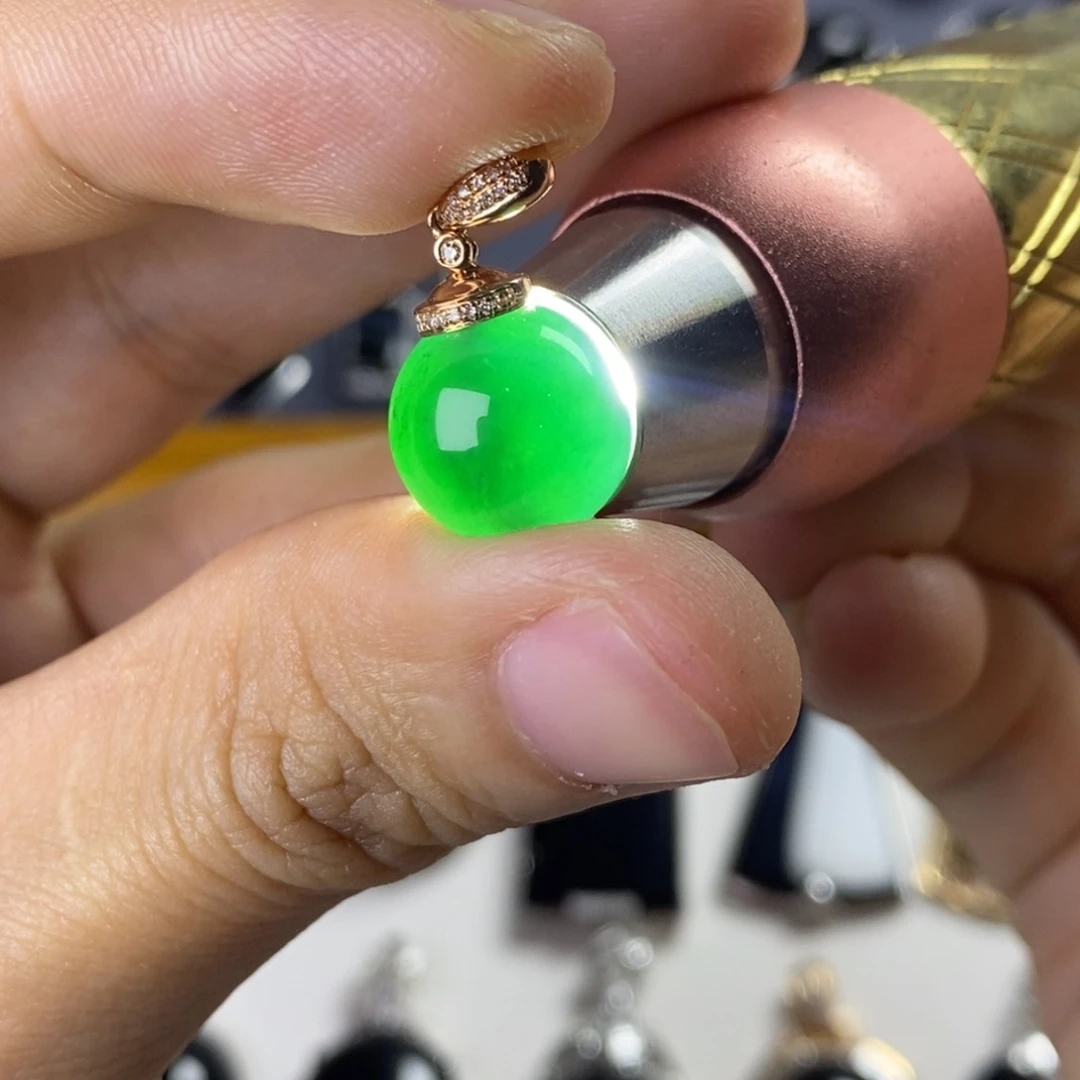 颈饰18K金镶嵌翡翠