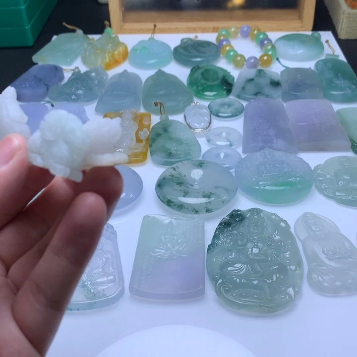 翡翠未镶嵌颈饰飘**定