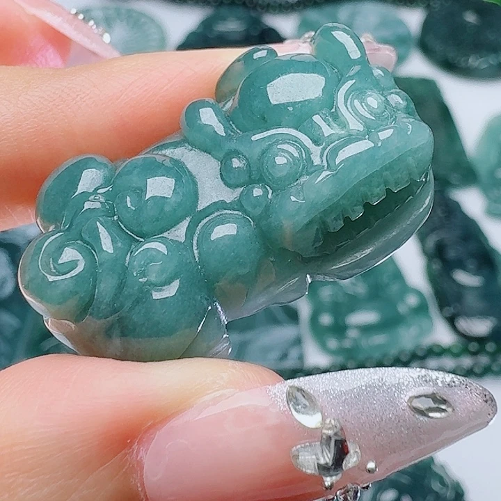 翡翠未镶嵌颈饰多样性发其一