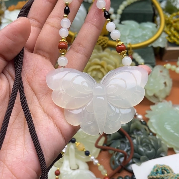 蛇纹石玉吊坠合金