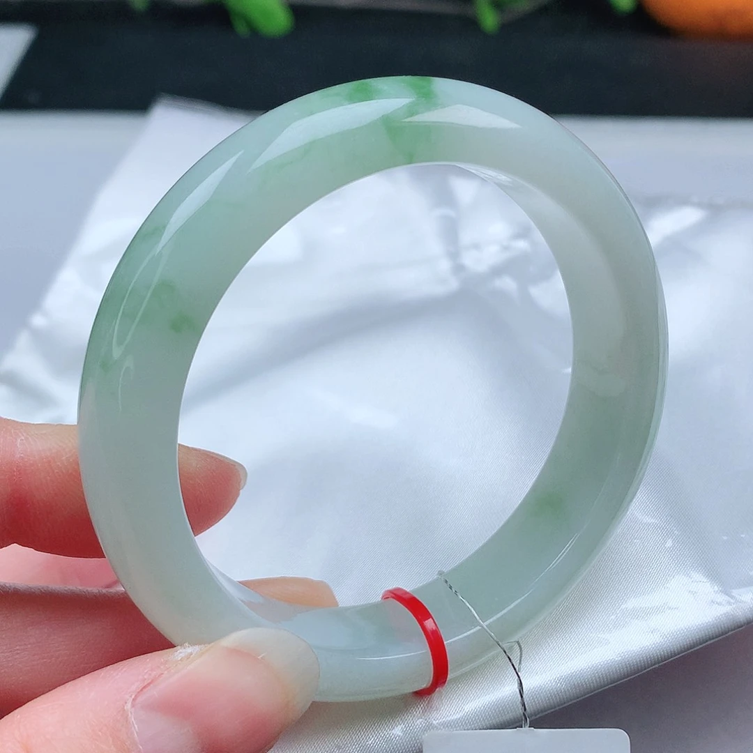 翡翠手镯未镶嵌56圈