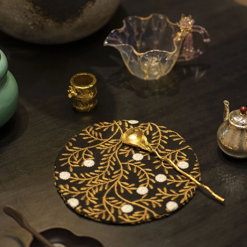 YCQ00331 遇春秋-刺绣卷草纹圆垫