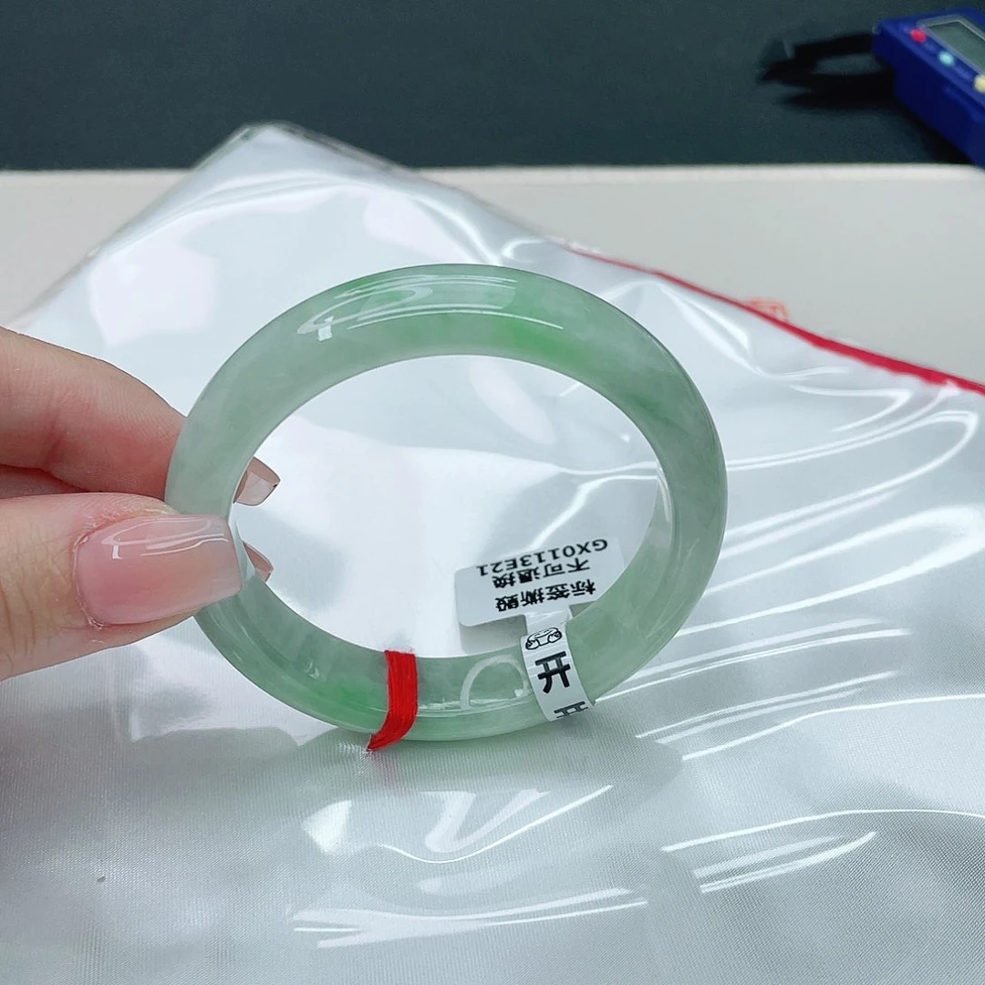 翡翠手镯未镶嵌正52.6