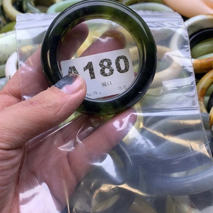 桂***⁹蛇纹石玉未镶嵌岫玉