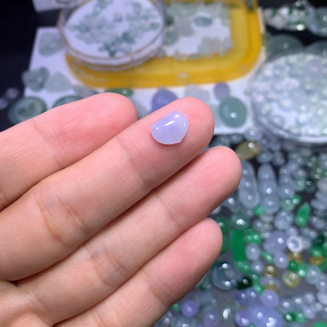 翡翠未镶嵌颈饰爱心