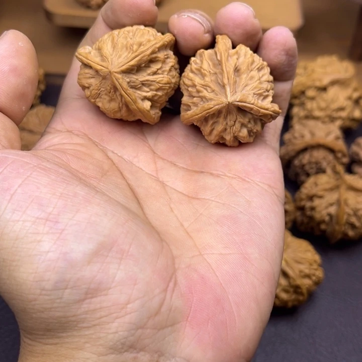 佳***宝桃核吊坠玉玺三棱马虎对有瑕疵， 不退不换