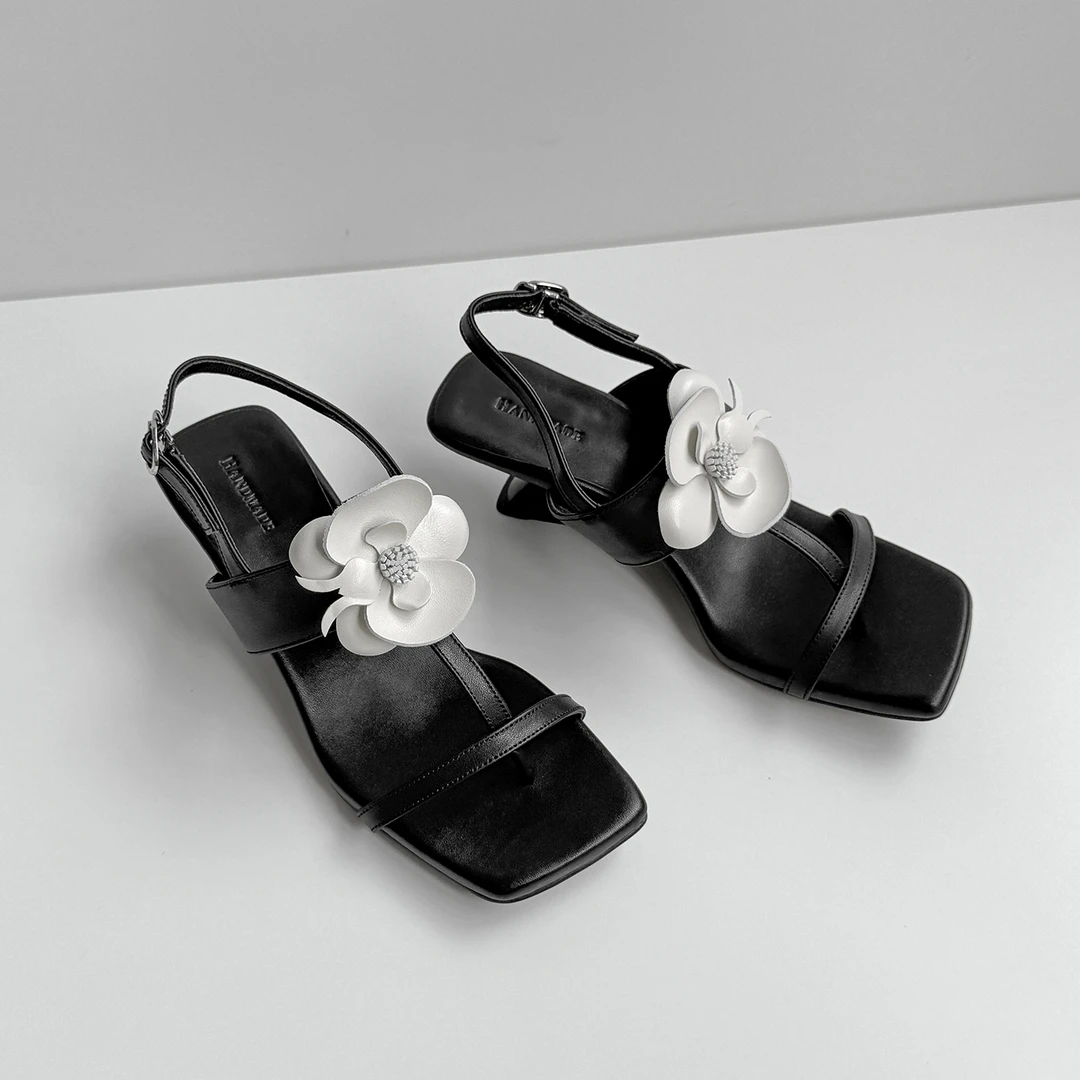 Sheriley77小众百搭欧美温柔风花朵凉鞋纯色坡跟时装凉鞋夏