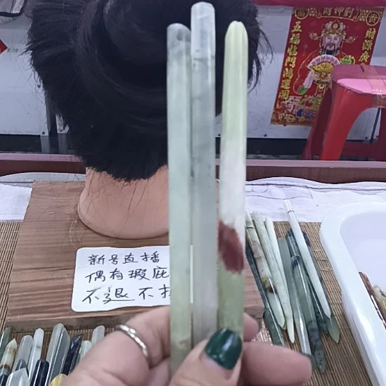 未镶嵌蛇纹石玉岫玉素棍发簪，纯天然俏色。
