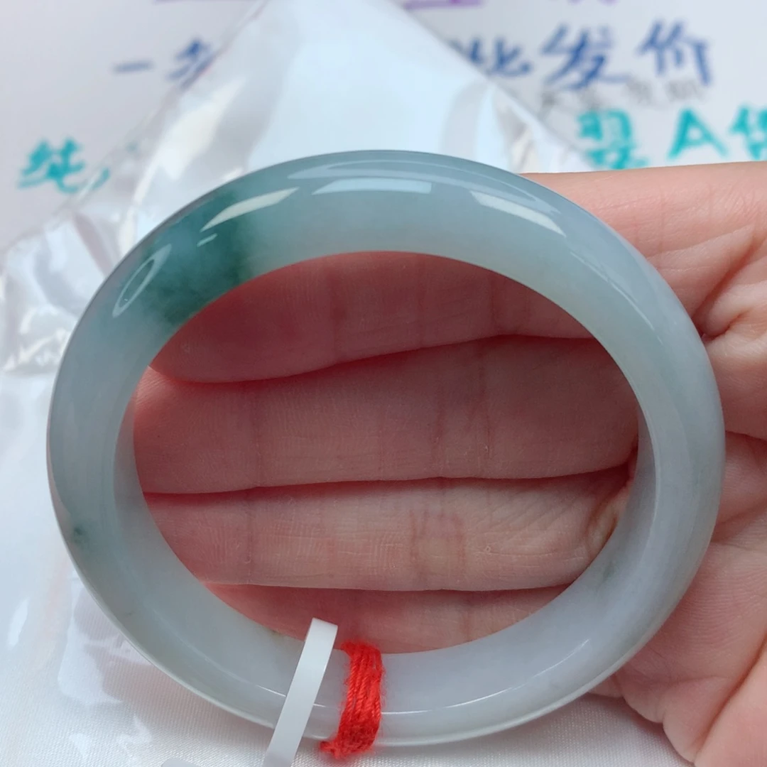 翡翠手镯未镶嵌55.5圈 淡蓝底飘绿花 细腻无纹裂
