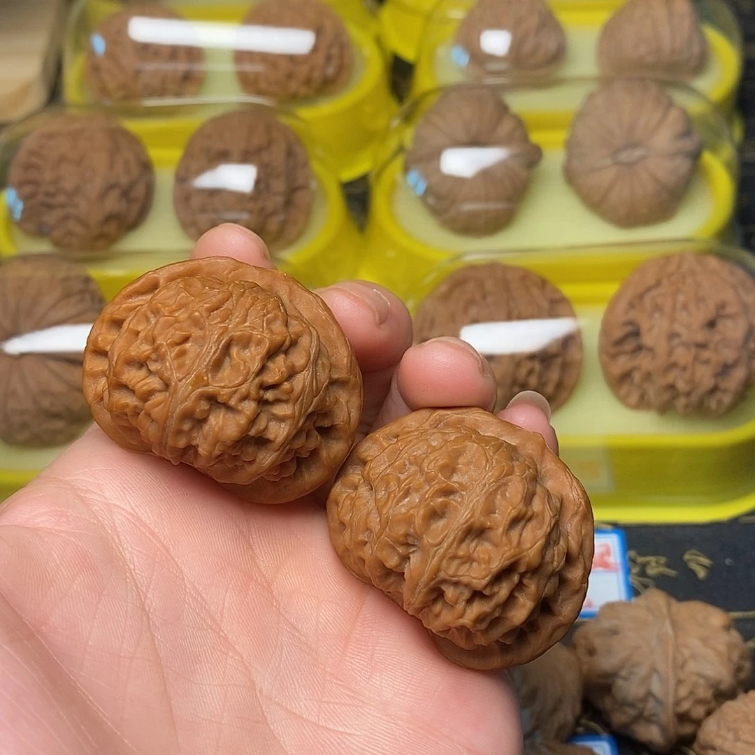 文玩核桃把件宫灯轻微黄尖不退不换