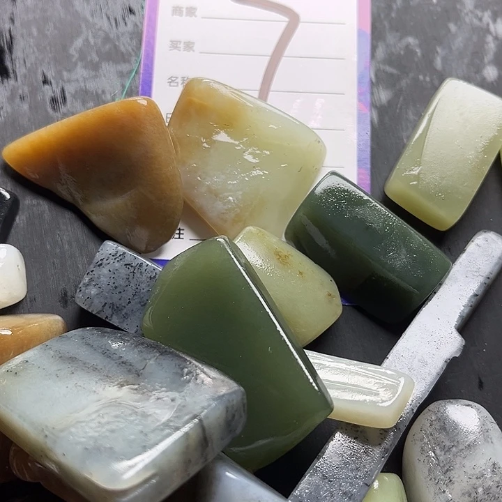 和田玉边角料未镶嵌泉*