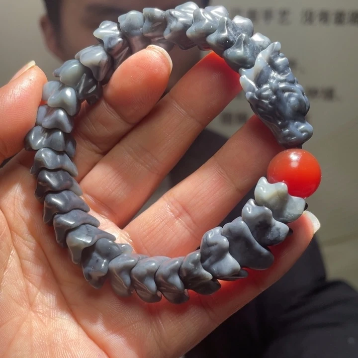 和田玉未镶嵌把件