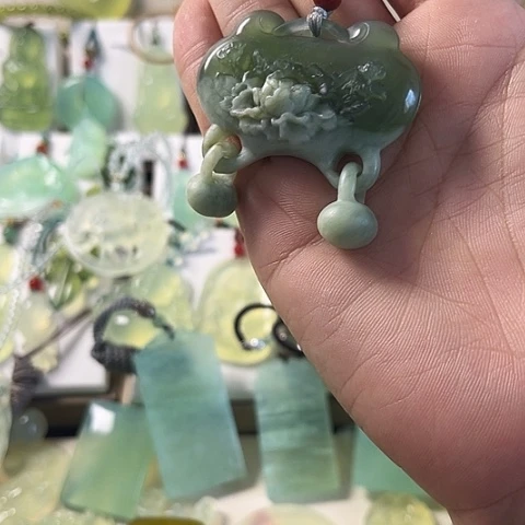 未镶嵌蛇纹石玉颈饰