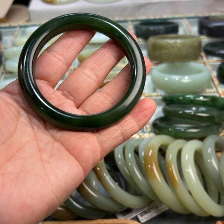 和田玉（碧玉）未镶嵌手镯