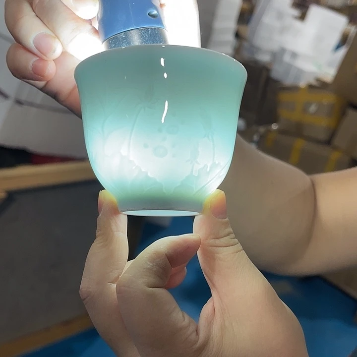 瓷片青瓷荷塘月色主人杯两个，微瑕包邮