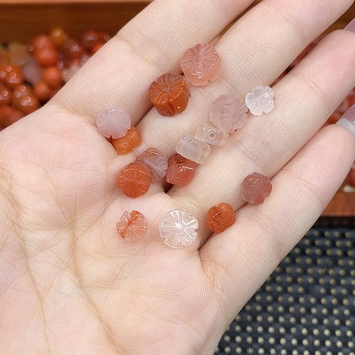 南红玛瑙未镶嵌颈饰五瓣花
