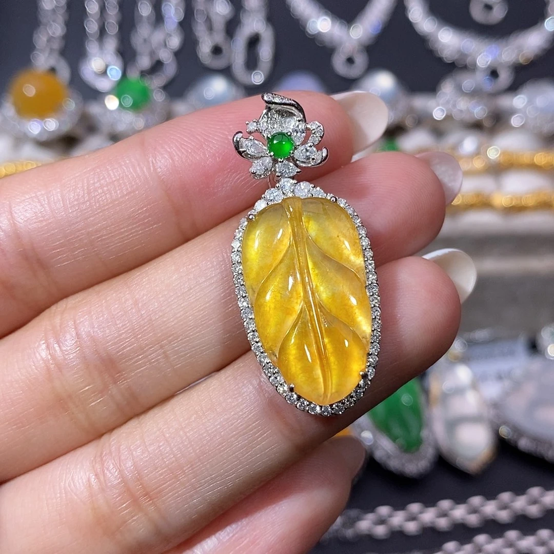 翡翠18K金镶嵌颈饰吊坠