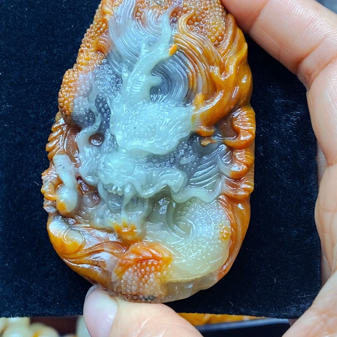 未镶嵌石英质玉（黄龙玉）颈饰