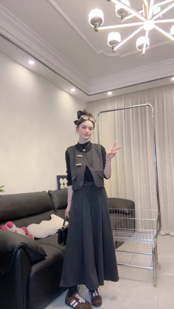 2025秋冬新款女气质显瘦复古毛呢时尚马甲+裤裙套装