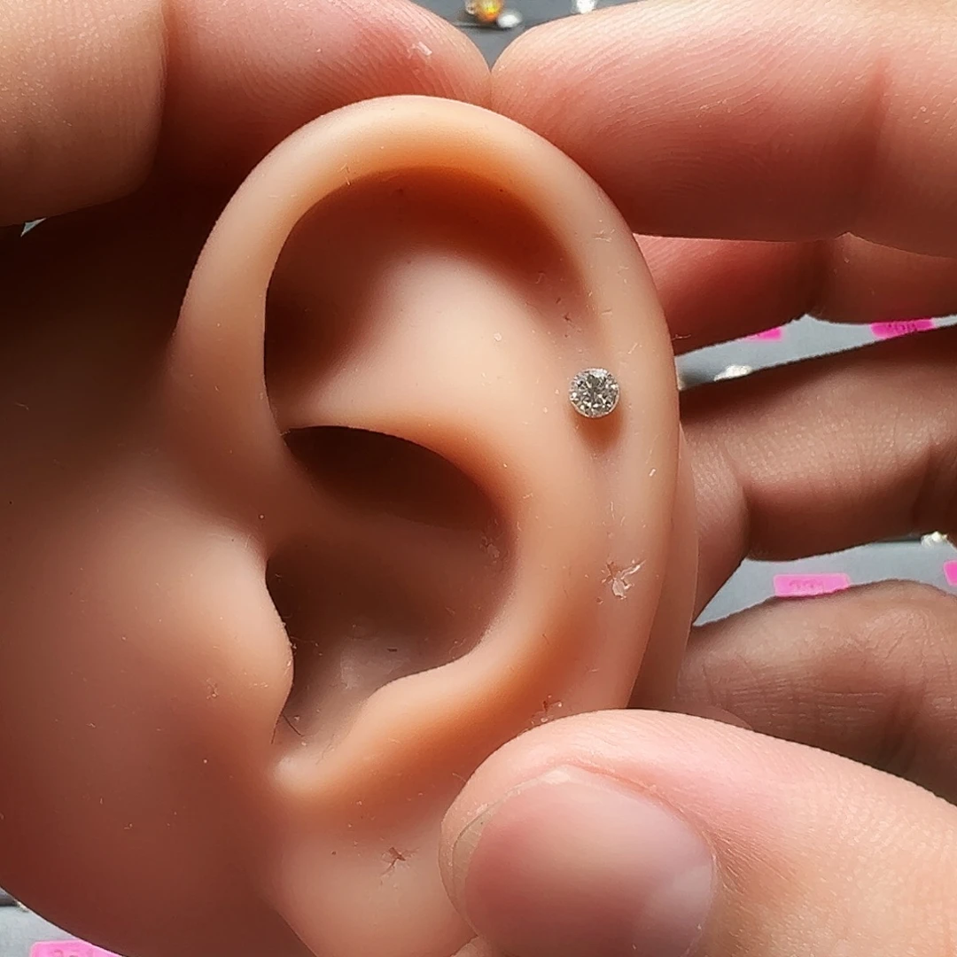 耳饰钻石18K金镶嵌无边锵耳钉螺丝款K白