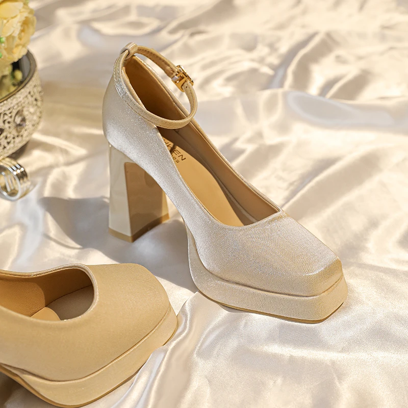 粗跟一字搭扣防水台方头新款浅口高跟鞋婚鞋秀禾婚纱两穿女
