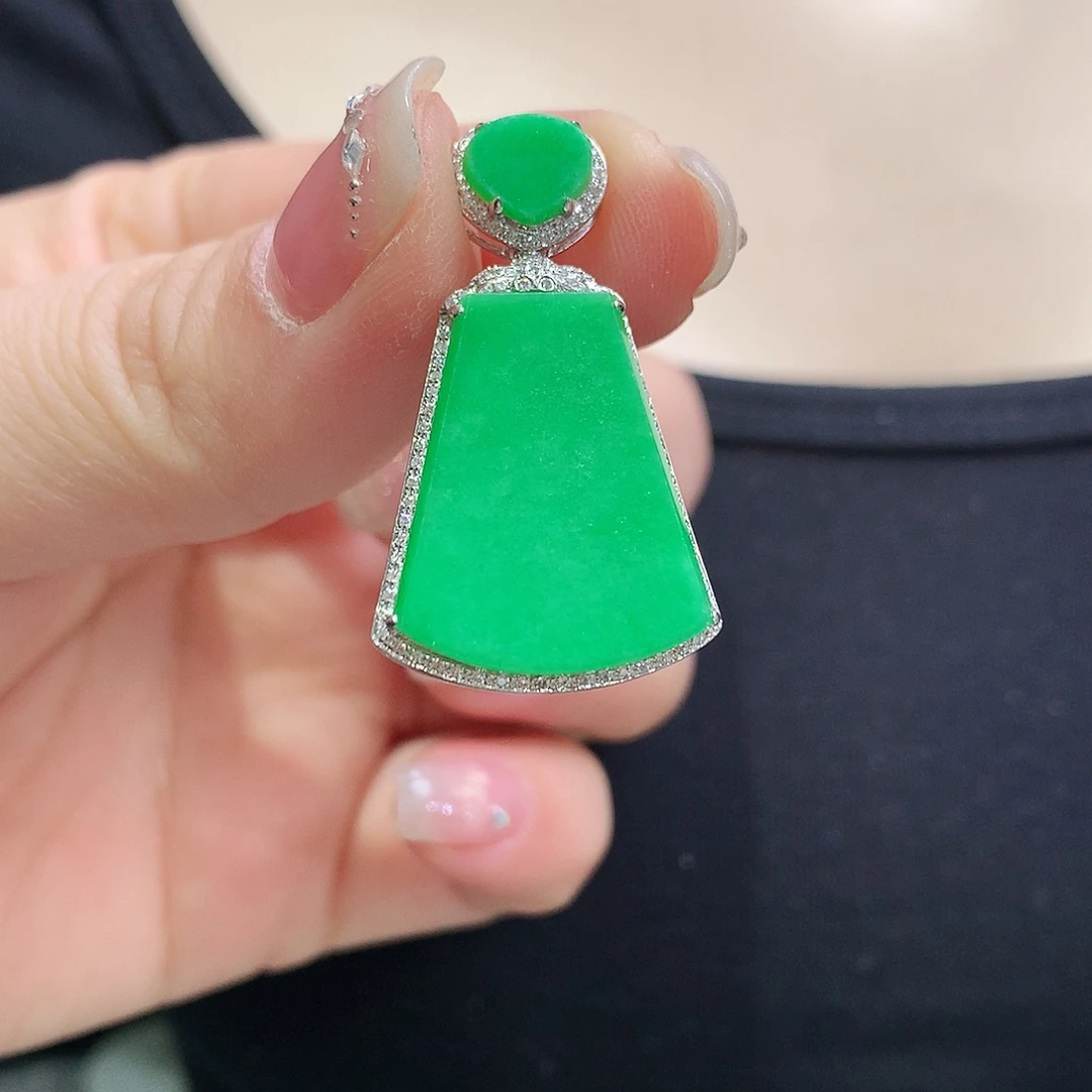 翡翠颈饰18K金镶嵌无事牌