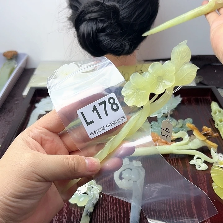 蛇纹石玉发饰合金寒**雕