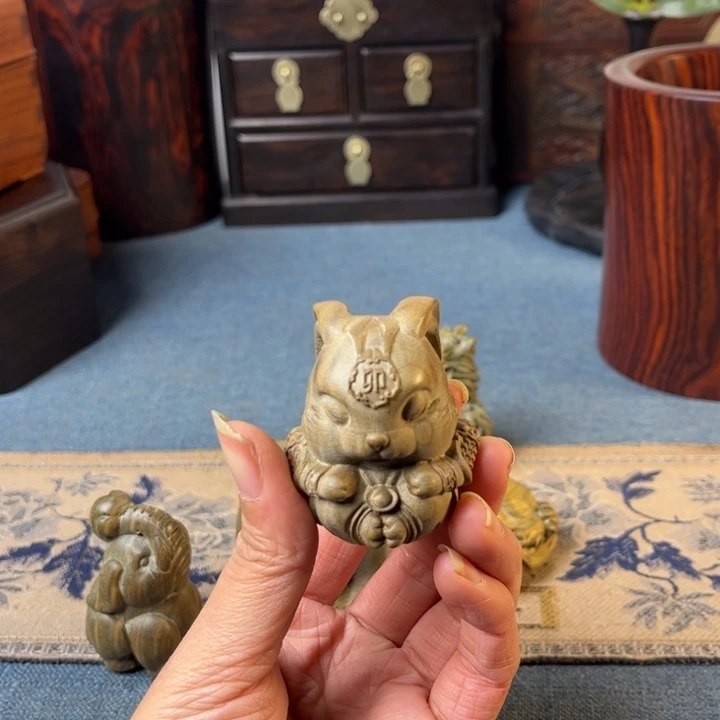 贡木尽**归绿檀木小白兔