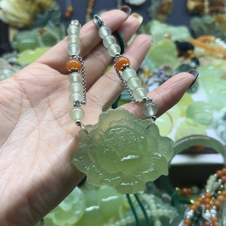 蛇纹石玉未镶嵌颈饰