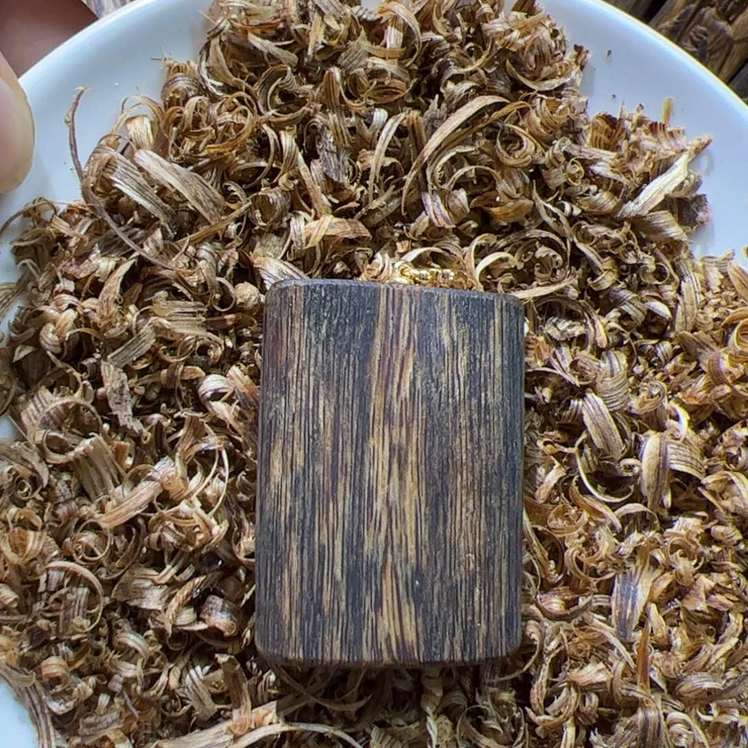 沉香沉香碎屑乌身素牌7.8克