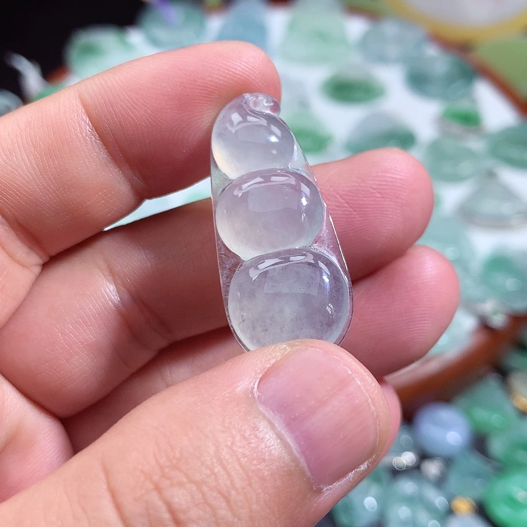 翡翠未镶嵌颈饰福豆