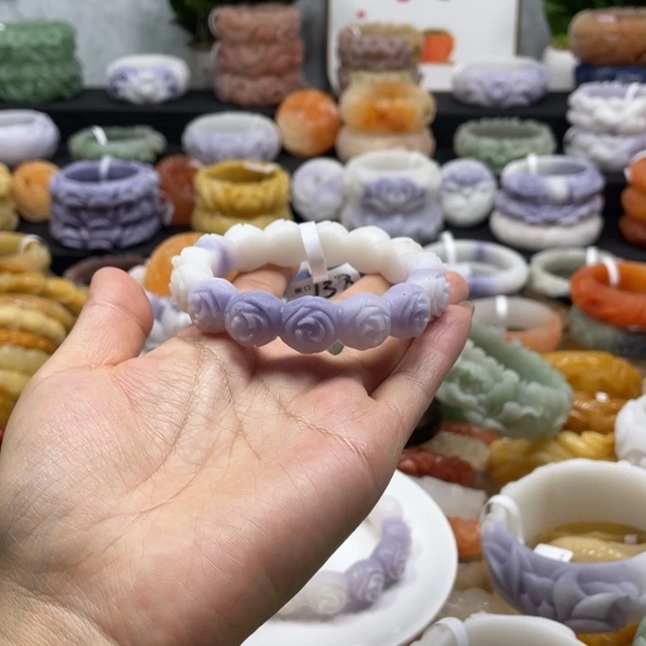 我***看石英质玉未镶嵌手镯