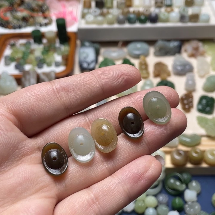 颈饰未镶嵌和田玉一个