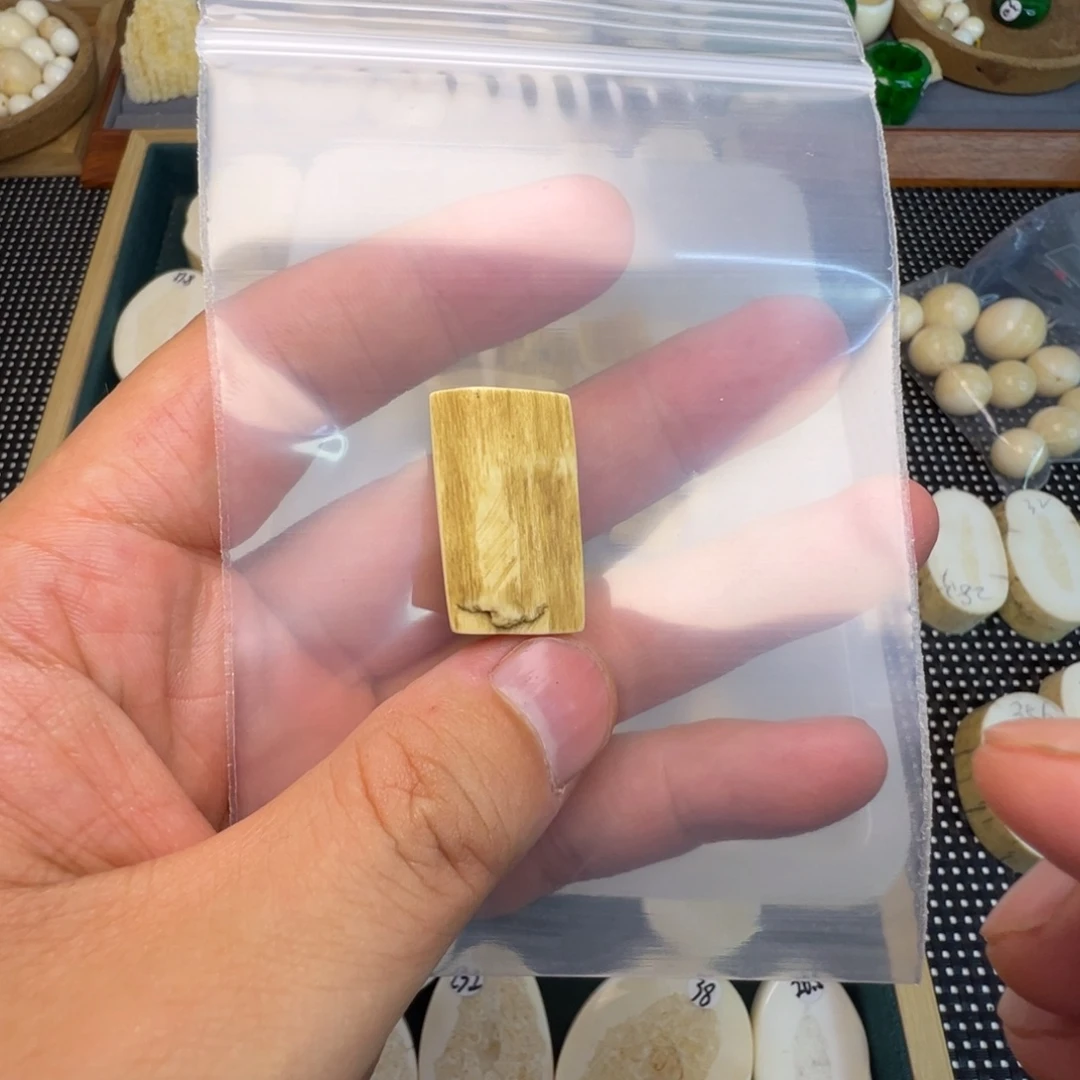裸石琥珀未镶嵌侧挂