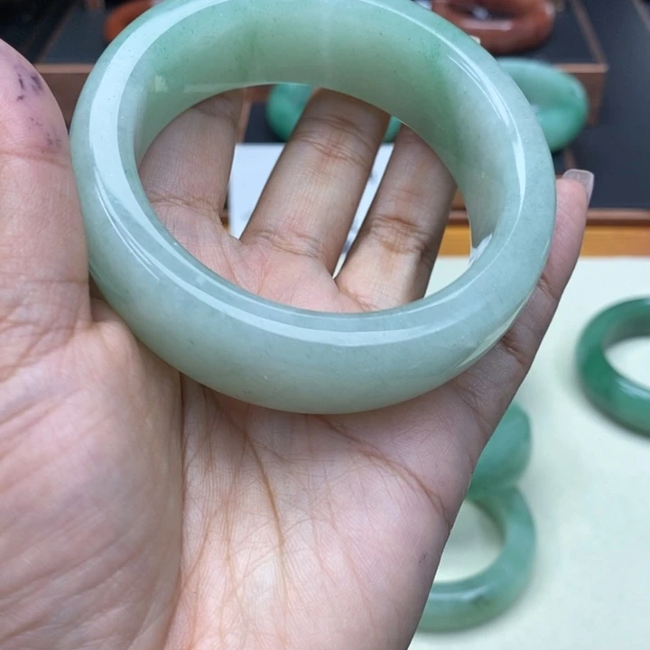唯***扰石英质玉未镶嵌手镯