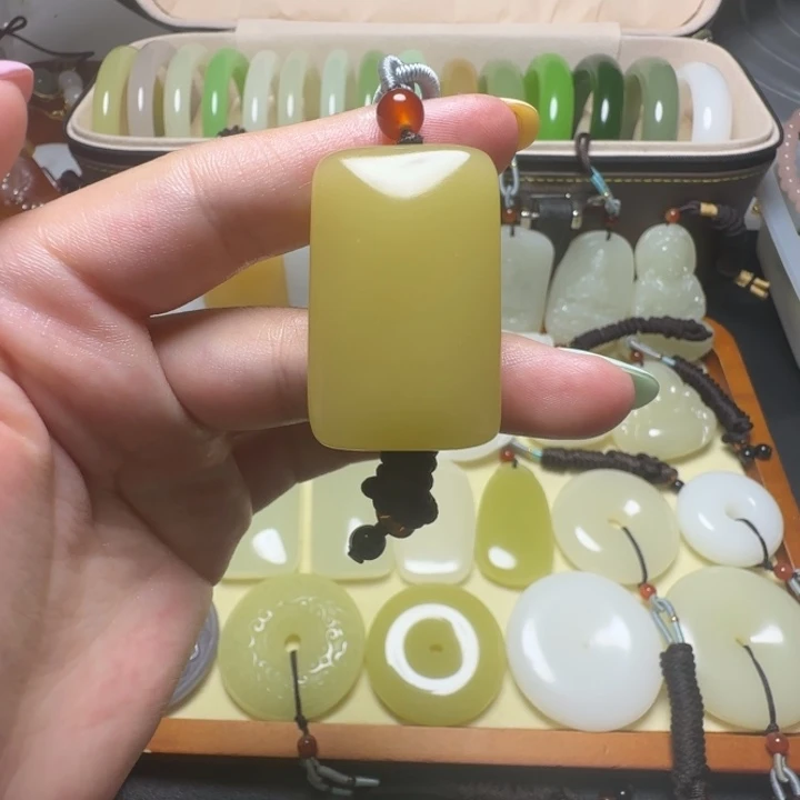 新疆老料色标黄无事牌吊坠