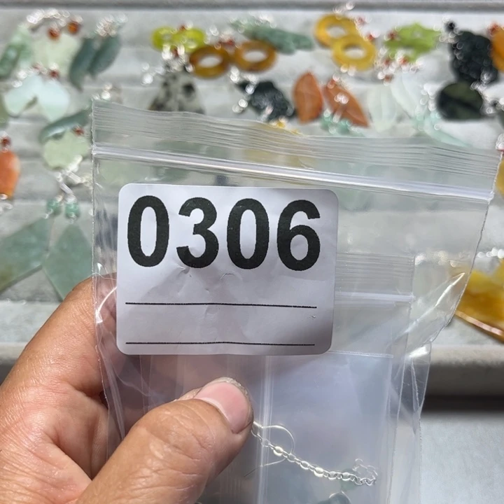 王***年蛇纹石玉合金耳饰