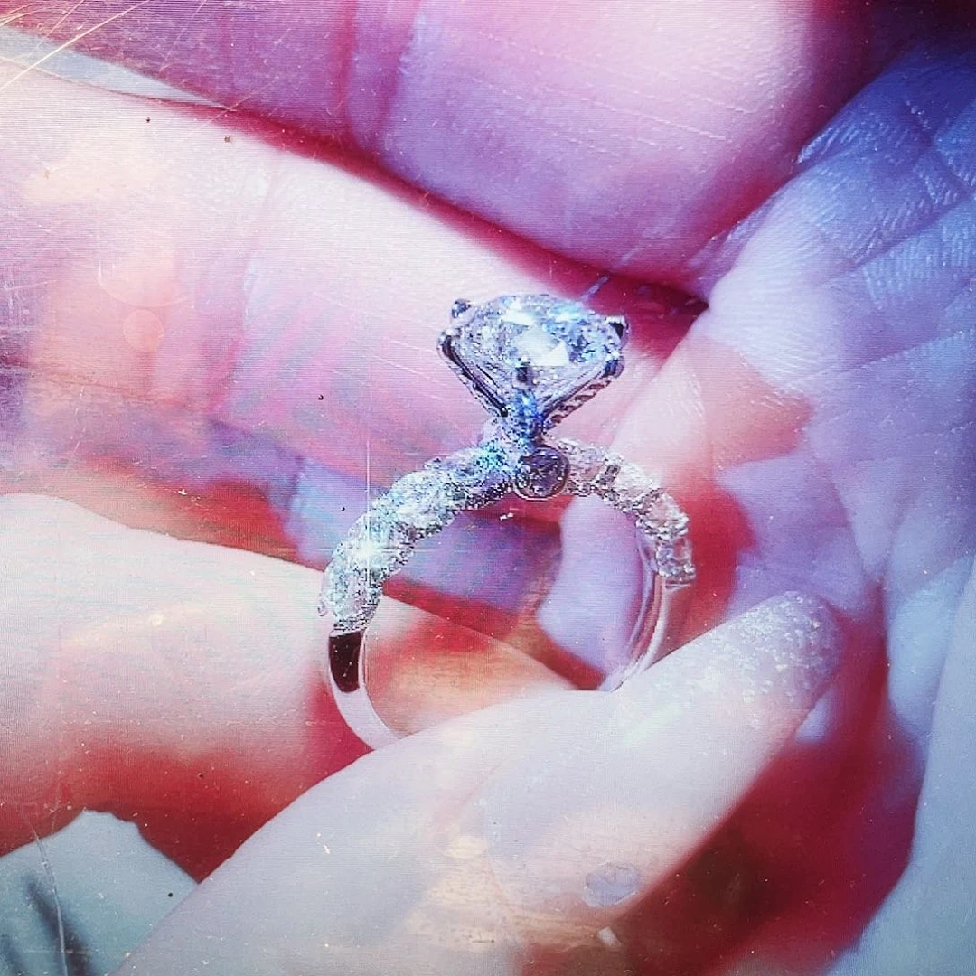 实验室培育钻石18K金镶嵌2.11D-E/VVS，15