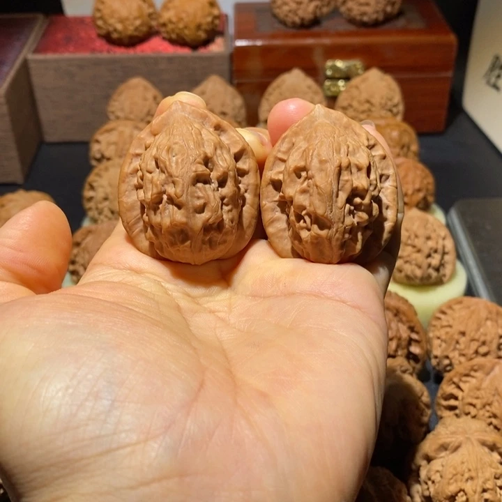 文玩核桃吊坠大红袍36+