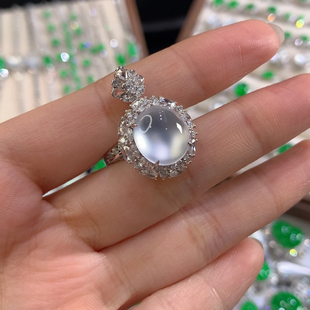 翡翠18K金镶嵌颈饰蛋面