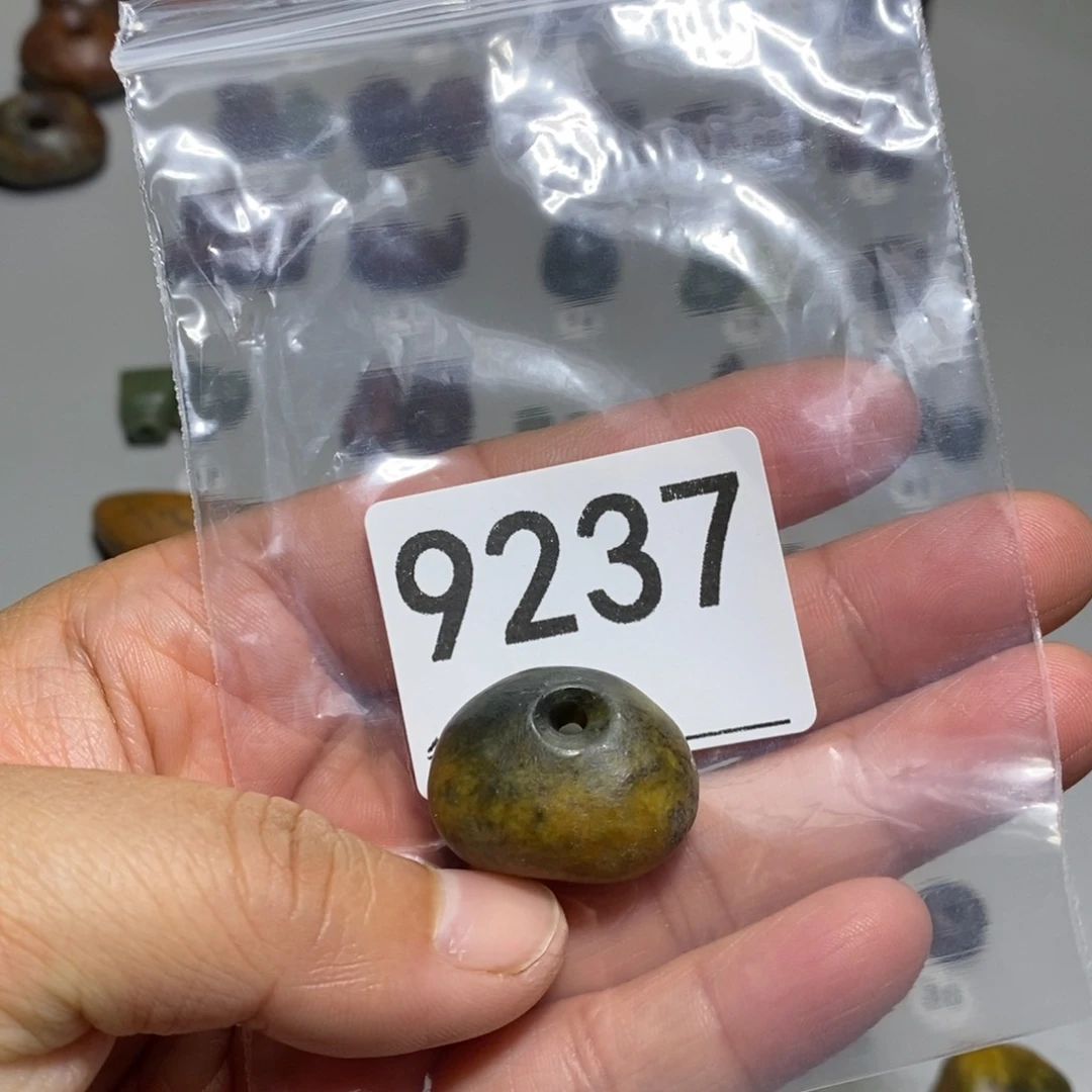 颈饰未镶嵌透闪石质玉琪**胜