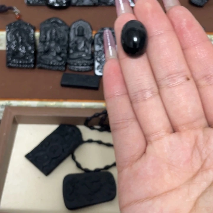 我***的蛇纹石玉未镶嵌颈饰