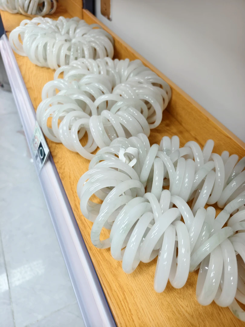 新疆天山翠手镯微翠高品质一档料
