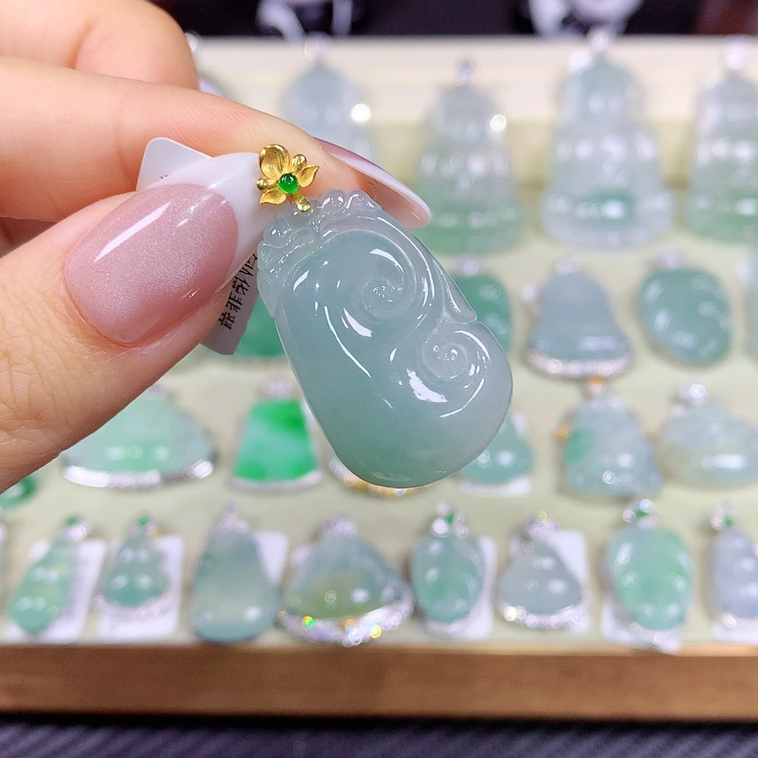 翡翠18K金镶嵌颈饰如意