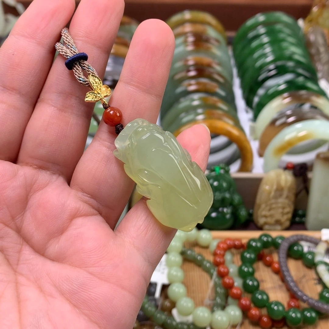 岫玉未镶嵌颈饰吊坠
