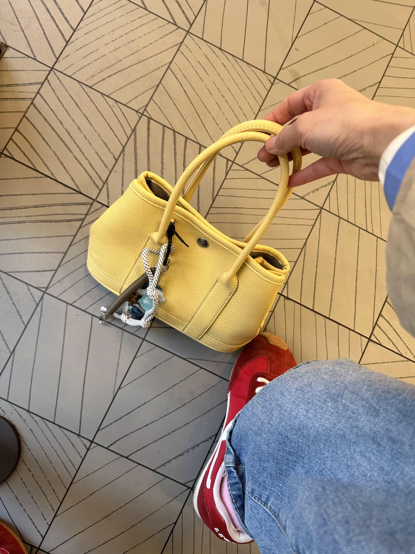 春夏时尚百搭流行单肩斜跨大容量百搭通勤包